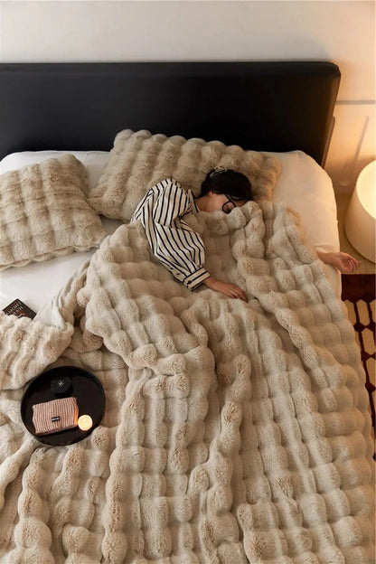 Belro multi-season blanket in cozy, soft fabric suitable for all seasons, perfect for home bedding or throw decoration.