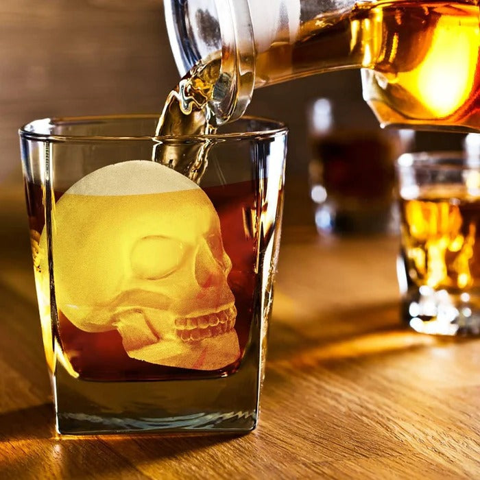 Belro skull-shaped ice cube tray for fun, unique ice cubes in the kitchen, made of flexible silicone material.