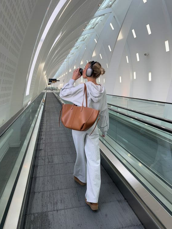 Vintage women's Belro tote bag with spacious design, featuring sturdy shoulder straps and classic leather accents.
