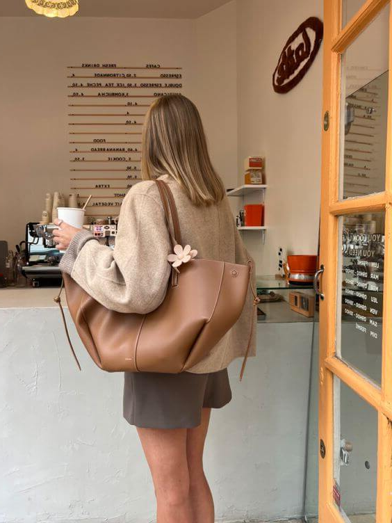 Vintage Belro women's tote bag with spacious shoulder design, featuring classic leather material and sturdy handles.
