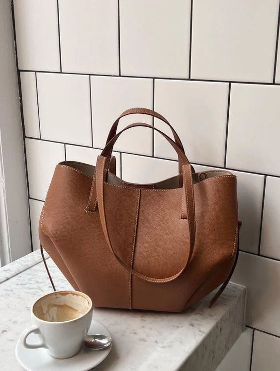 Vintage women's tote bag by Belro, spacious shoulder bag with leather handles and classic design, suitable for everyday use.