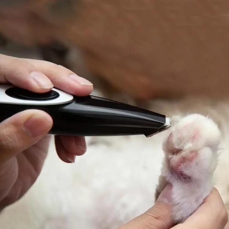 Belro electric pet grooming trimmer with adjustable blades, shown with grooming accessories for pets.