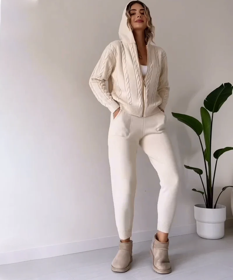 Belro two-piece winter clothing set with a warm jacket and matching pants, suitable for cold weather and outdoor wear.
