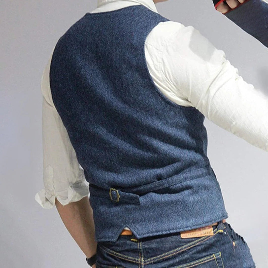 Men's stylish Belro vest featuring a tailored fit and modern design, displayed on a mannequin.