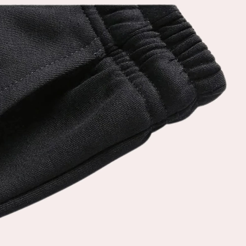 Comfortable men's Belro tracksuit with a zip-up jacket and matching pants, ideal for activewear and casual wear.