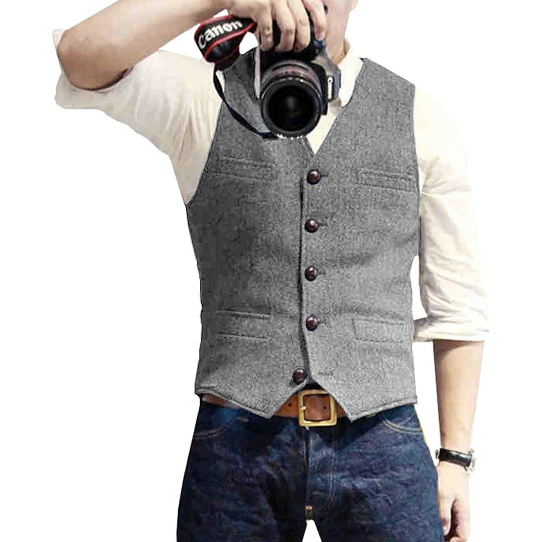 Men's stylish Belro vest in a modern design, featuring a sleek fit and versatile look perfect for casual or smart occasions.