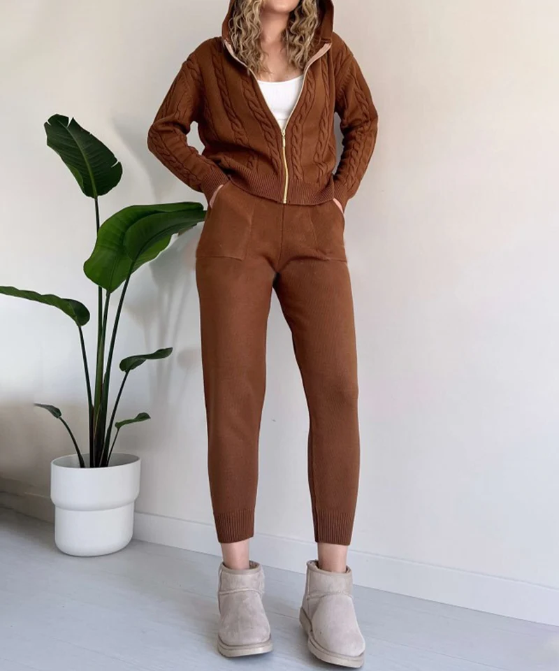 Belro two-piece winter clothing set with a warm jacket and matching pants, ideal for cold weather.