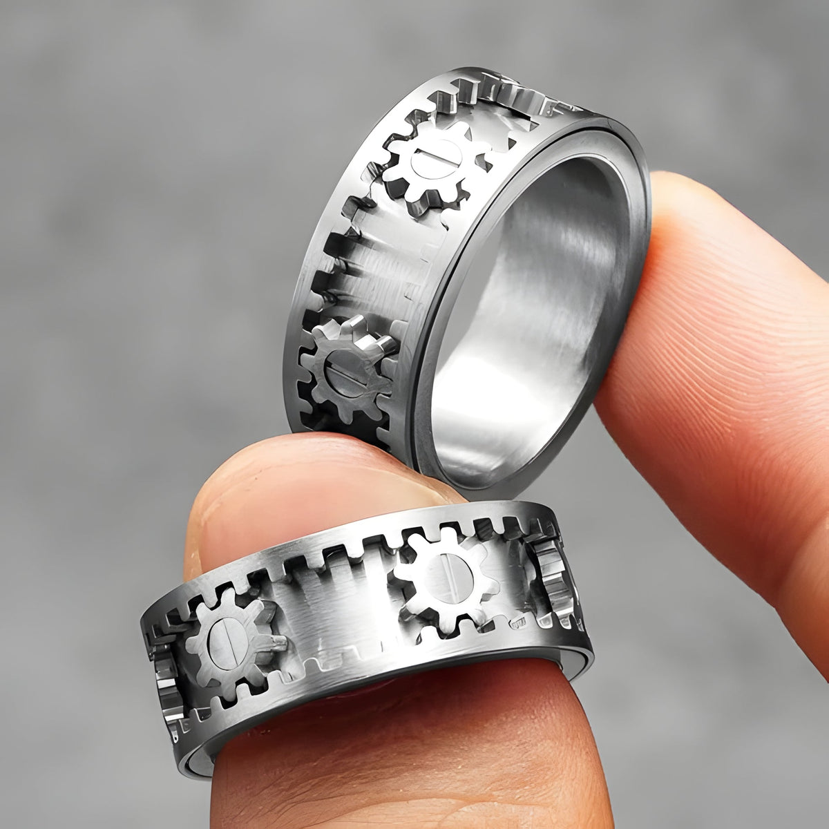 Belro Gear Ring spinner jewelry, close-up of metallic ring with gear design, adjustable accessory for stylish wear
