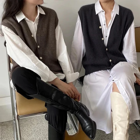 Belro casual knitted waistcoat with button placket, featuring a soft knit fabric and sleeveless design, suitable for layering.