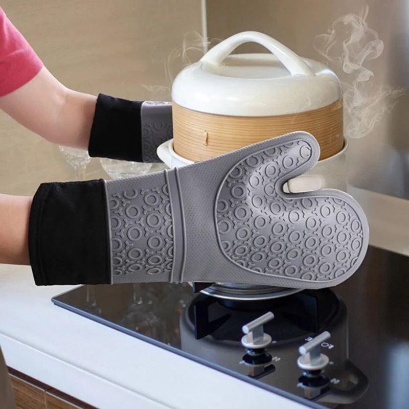 Belro heat-resistant oven gloves showing textured silicone grip and flexible fabric for safe handling of hot cookware.
