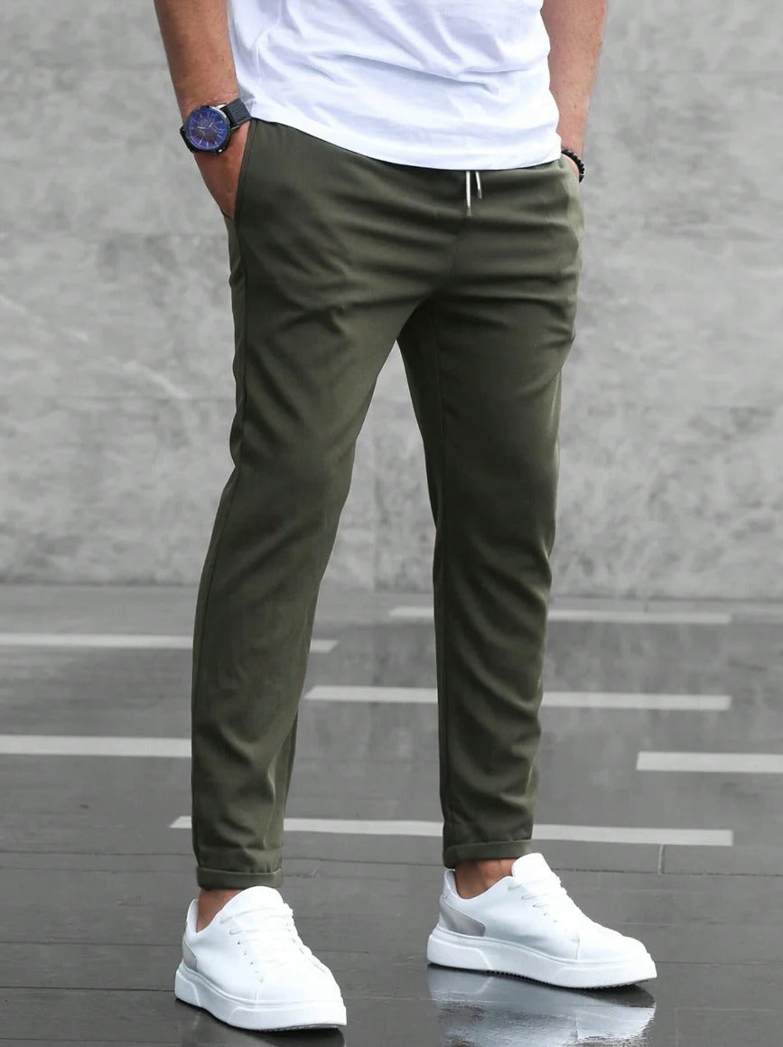 Men's Belro stretch pants in dark color, tailored fit, with front and back pockets, made from comfortable, flexible fabric.