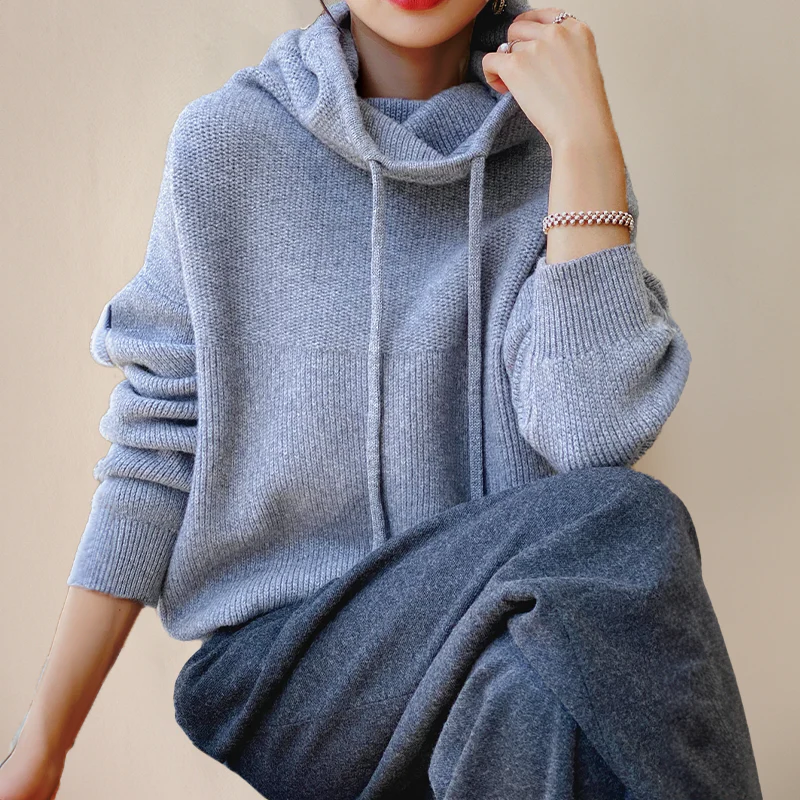 Belro women's turtleneck sweater made of soft Merino wool, cozy and stylish for cold weather, shown in natural knit fabric.