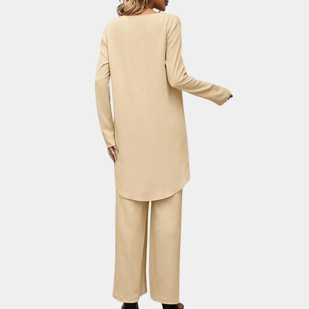 Elegant ladies' fashion set featuring stylish Belro pants with a sleek, tailored design and contemporary fit.