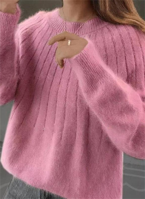 Soft Belro cashmere knitted sweater for women, cozy and luxurious, featuring a classic fit and ribbed cuffs.