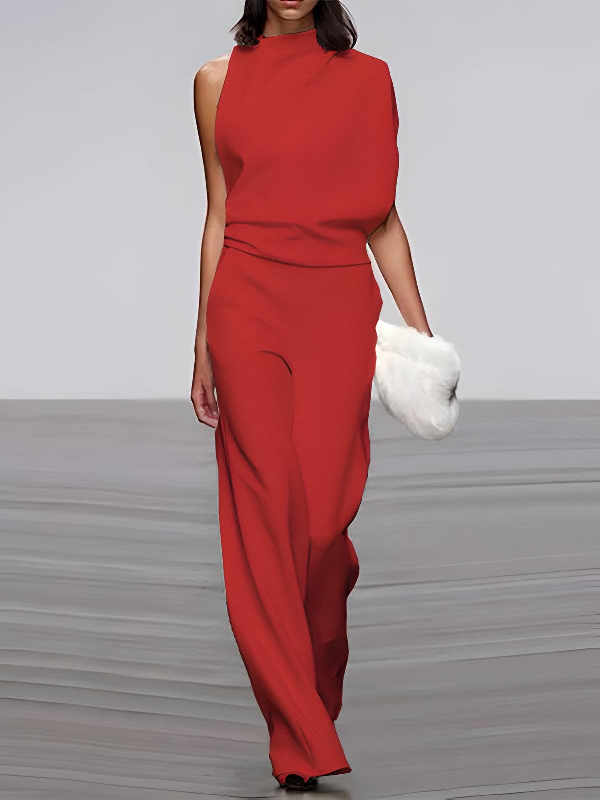 Belro women's sleeveless round-neck jumpsuit with flared legs, stylish clothing with a relaxed fit and flowing fabric.