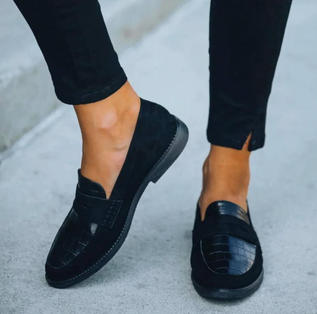 Elegant women's low shoes by Belro, showcasing stylish footwear design with a sleek silhouette and comfortable fit.