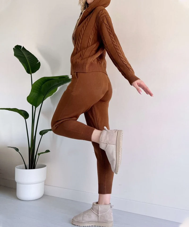 Belro two-piece winter clothing set, featuring a cozy jacket and matching pants for cold weather comfort.