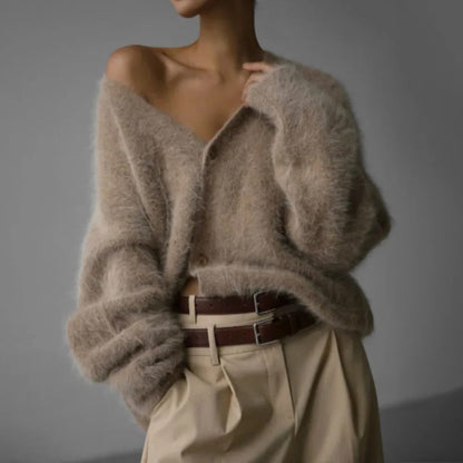 Soft cashmere sweater for women by Belro, featuring a cozy, high-quality knit with a classic fit and elegant design.