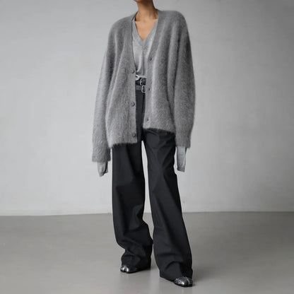 Belro soft cashmere sweater for women, showcasing a cozy, high-quality knit in a classic style with long sleeves and ribbed cuffs.