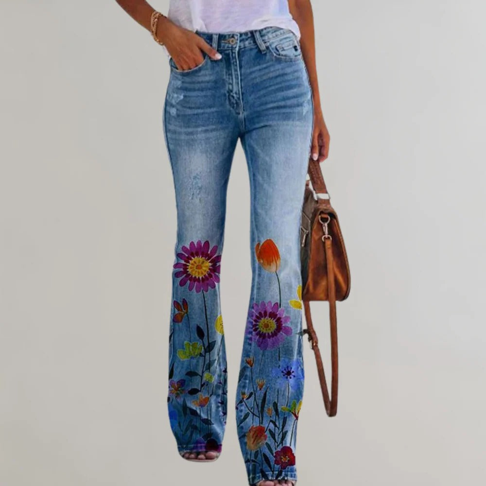 Belro women's flared trousers in denim, stylish and comfortable jeans with a wide-leg design, shown on a model.