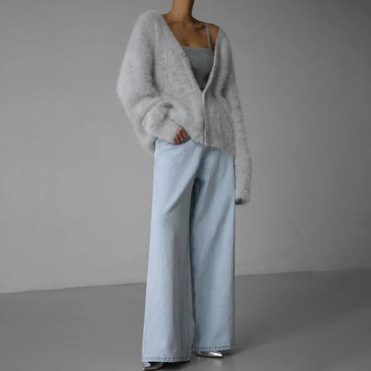 Belro women's soft cashmere sweater, cozy and high-quality, shown in a stylish, close-up view of the knit fabric and classic fit.