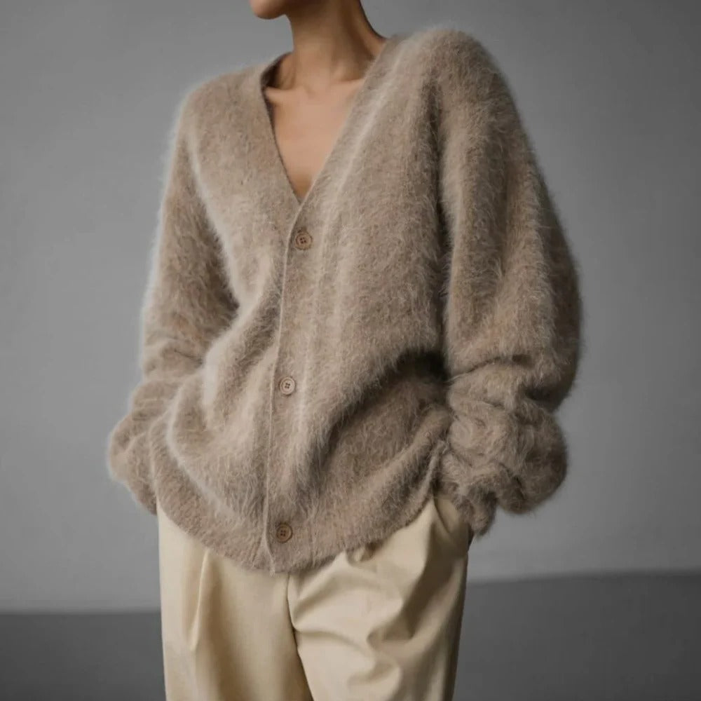 Soft cashmere sweater for women by Belro, featuring a cozy, high-quality knit in a classic style, perfect for winter wear.