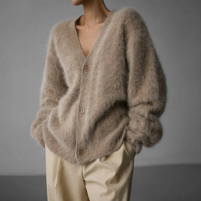 Soft cashmere sweater for women by Belro, featuring a cozy, high-quality knit in a classic style, perfect for winter wear.