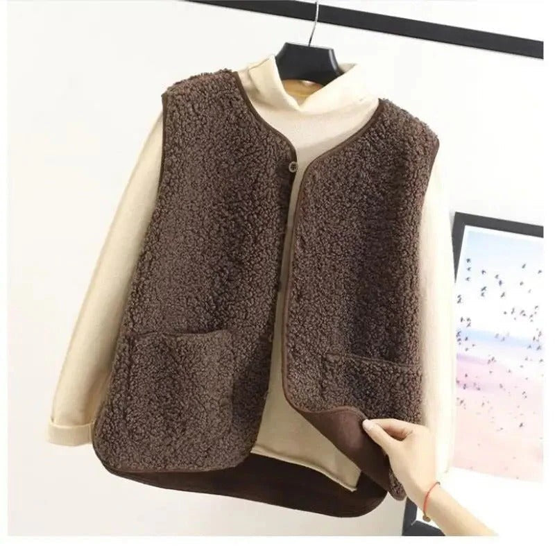 Belro women's wool jacket in beige, stylish and warm, featuring a classic collar and button closure, shown on a model.