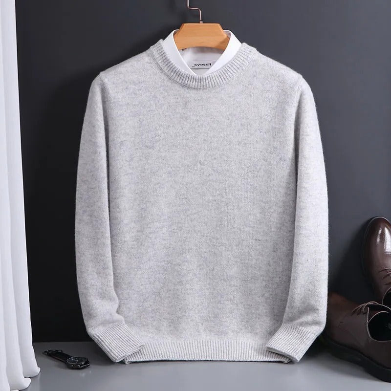Soft Belro men's cashmere sweater in a cozy, high-quality knit, featuring a classic fit and luxurious texture.