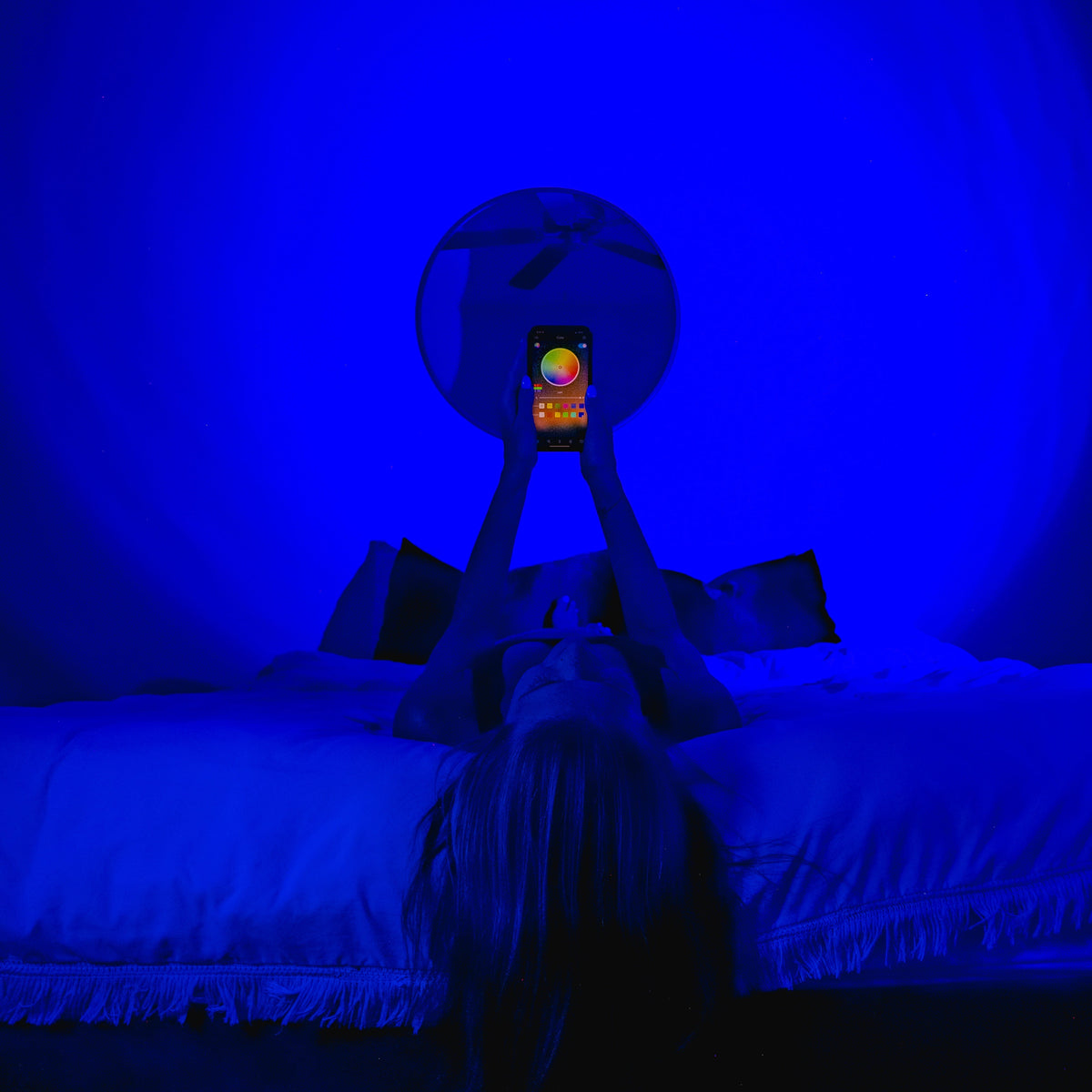 Belro Smart Sunset Lamp Deluxe emitting warm ambient light, designed for relaxing nighttime illumination.
