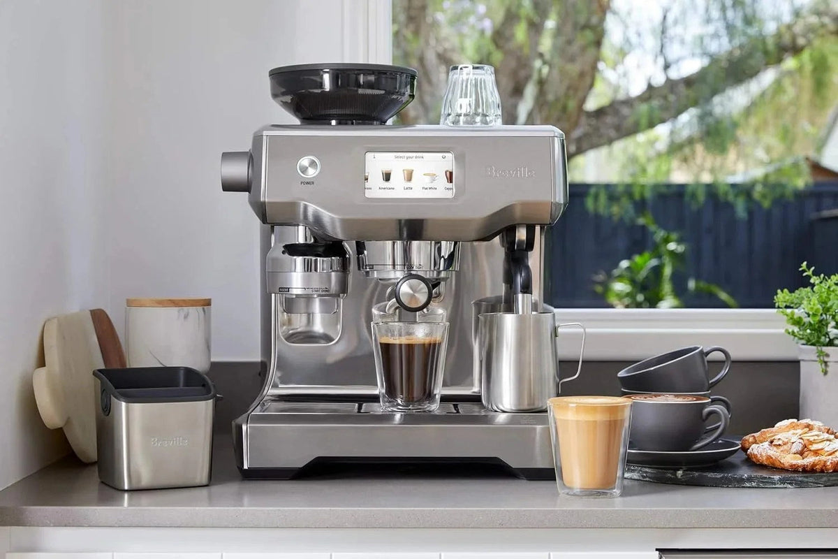 Casavibeo Breville Oracle Touch espresso machine with digital display and stainless steel finish, ready for brewing espresso.