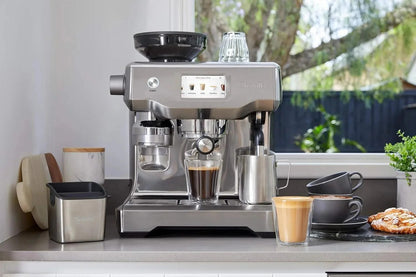 Casavibeo Breville Oracle Touch espresso machine with digital display and stainless steel finish, ready for brewing espresso.