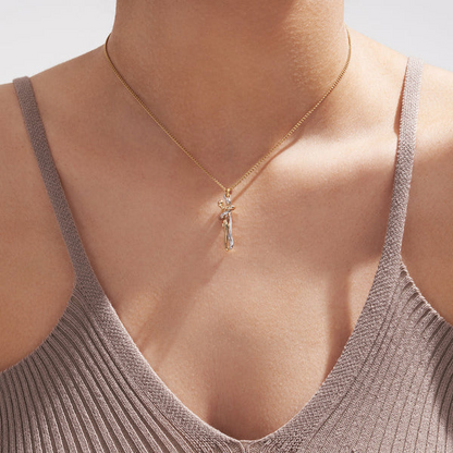 Belro Hug Necklace featuring a delicate chain with a heart-shaped pendant, stylish jewelry accessory for women.