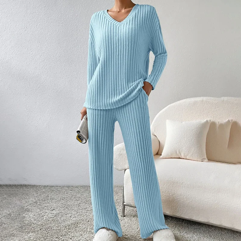 Women's Belro two-piece winter clothing set featuring a cozy jacket and matching pants for cold weather.
