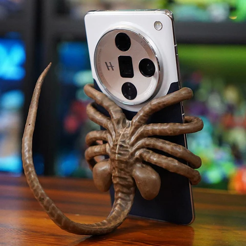 Belro Horrible Facehugger phone holder mounted on a phone, showcasing a unique, creepy facehugger design for electronics and phone accessories.