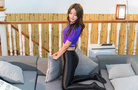 Belro glossy opaque high-waist shiny stockings with high elasticity, designed as slim-fitting leggings or pencil pants.