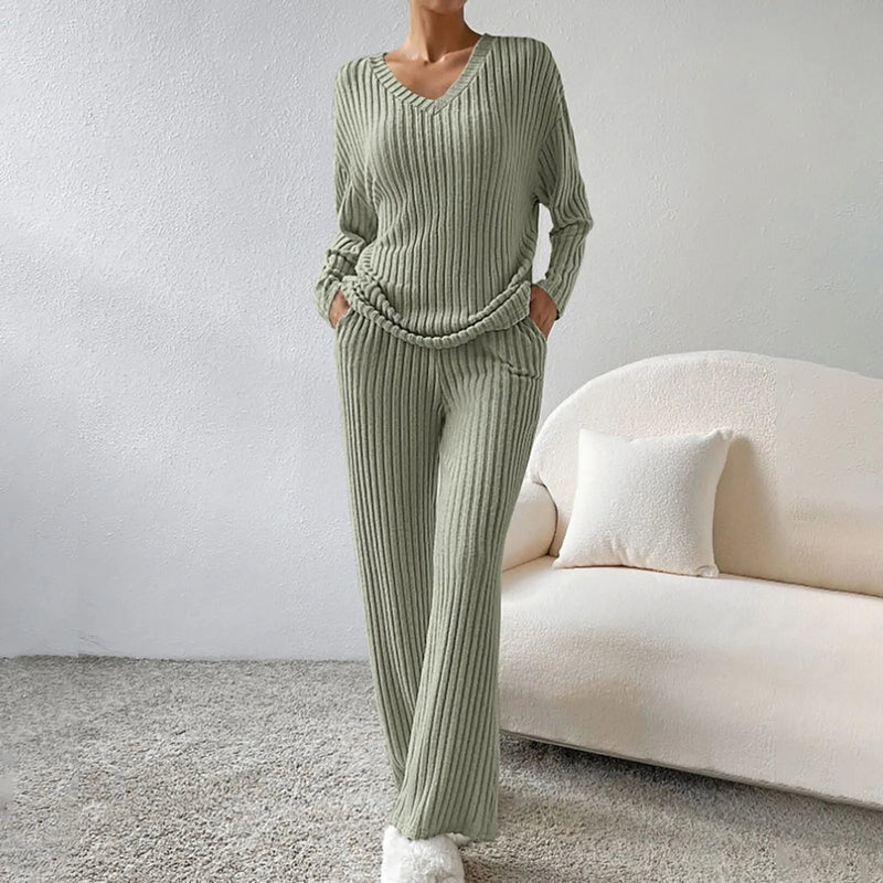 Women's Belro two-piece winter clothing set with a cozy jacket and matching pants, suitable for cold weather.