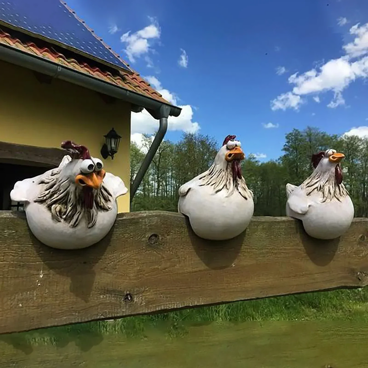 Belro Funny Chicken Fence Decor resin garden statue, humorous bird figure suitable for outdoor or garden decoration.