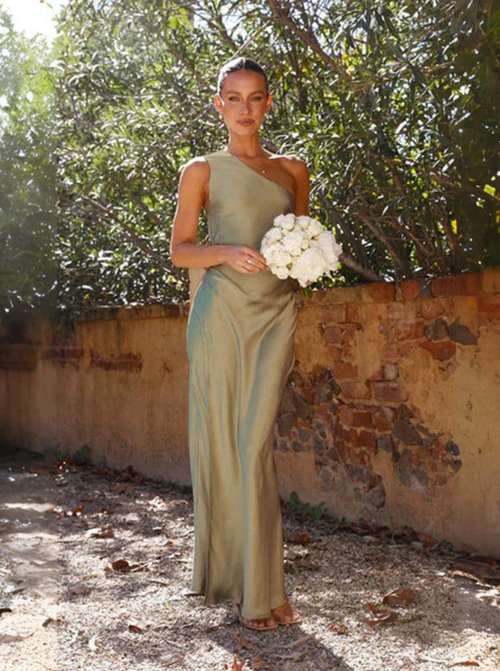 Belro sexy asymmetrical slit dress with a flowing fabric design, featuring a stylish high slit and elegant silhouette.