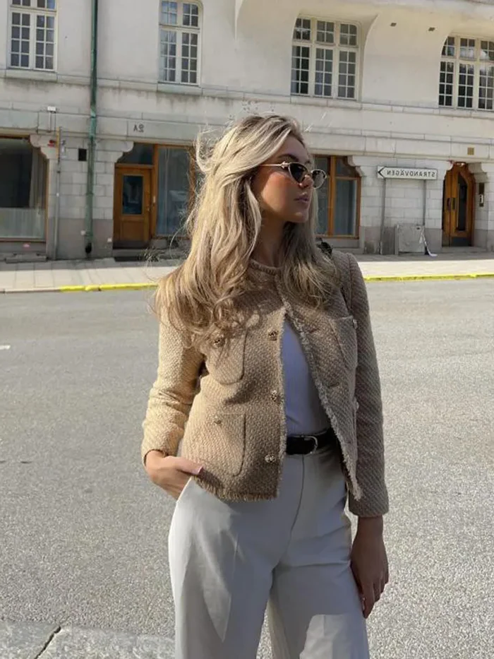 Belro versatile elegant jacket with tailored fit, featuring sleek design and high-quality fabric, suitable for casual and formal wear.