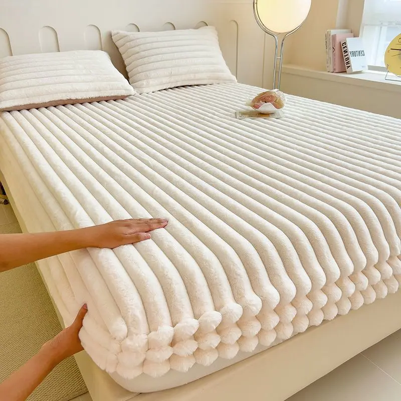 Belro ultra-soft luxury fitted bed sheet in smooth fabric, showing a close-up of the fitted corner on a neatly made bed