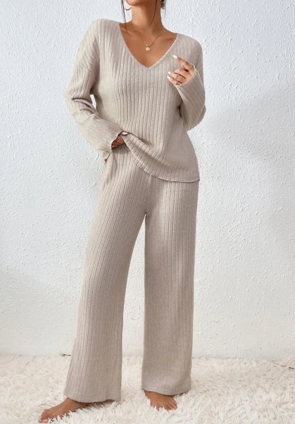 Women's Belro two-piece winter clothing set featuring a cozy jacket and matching pants for cold weather.
