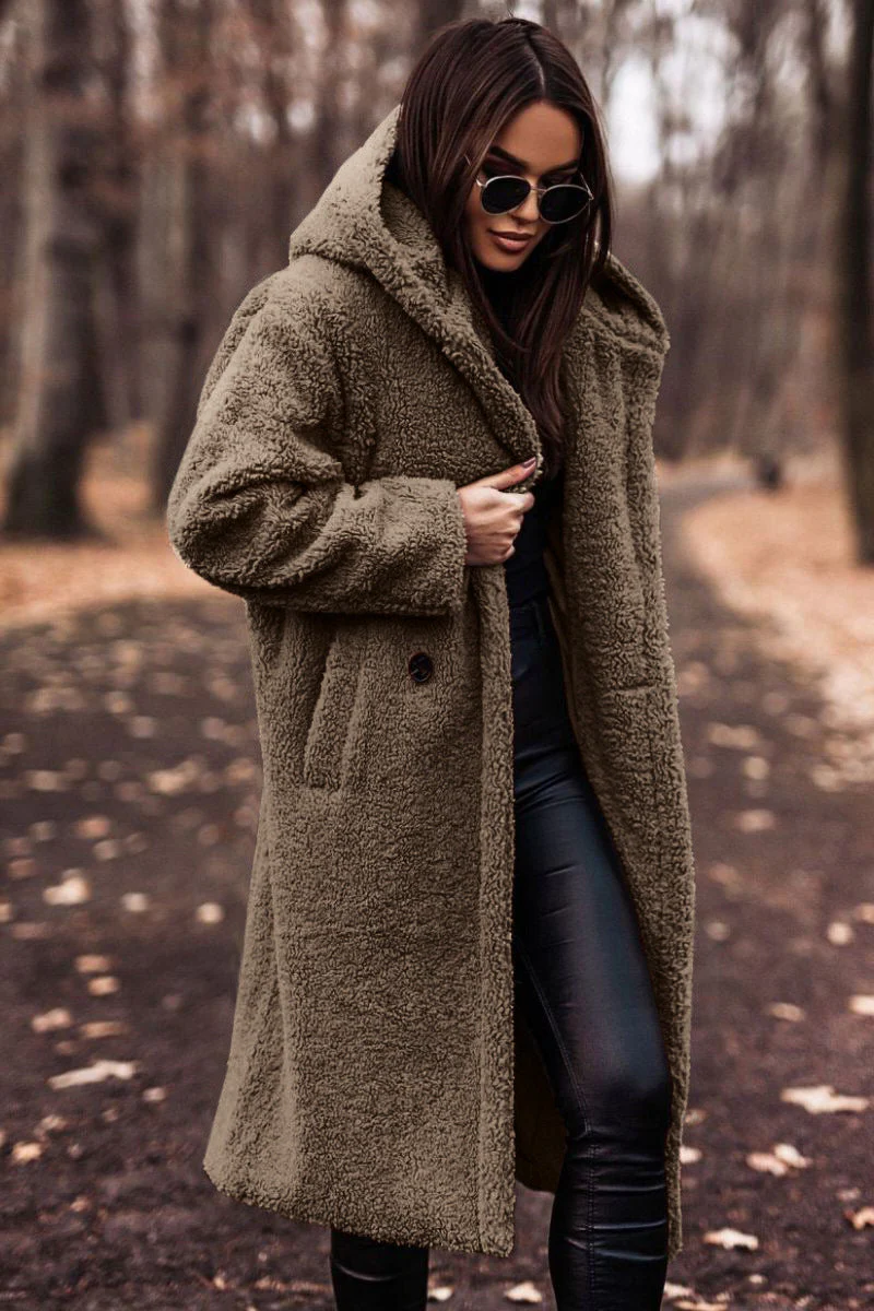Belro winter coat with warm, stylish design, featuring a plush collar and tailored fit, ideal for cold weather.