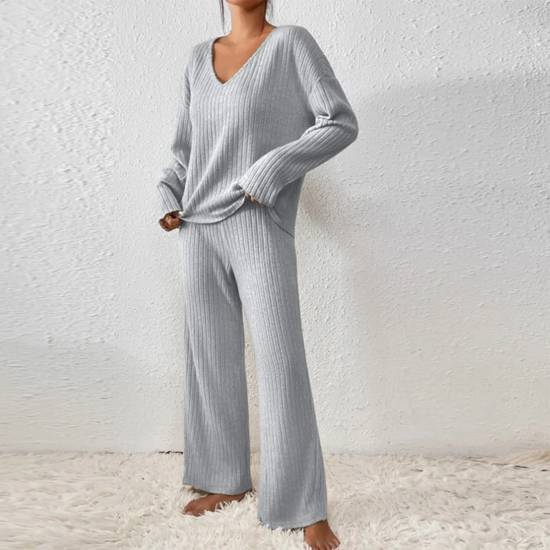 Women's Belro two-piece winter clothing set with a cozy jacket and matching pants, ideal for cold weather.