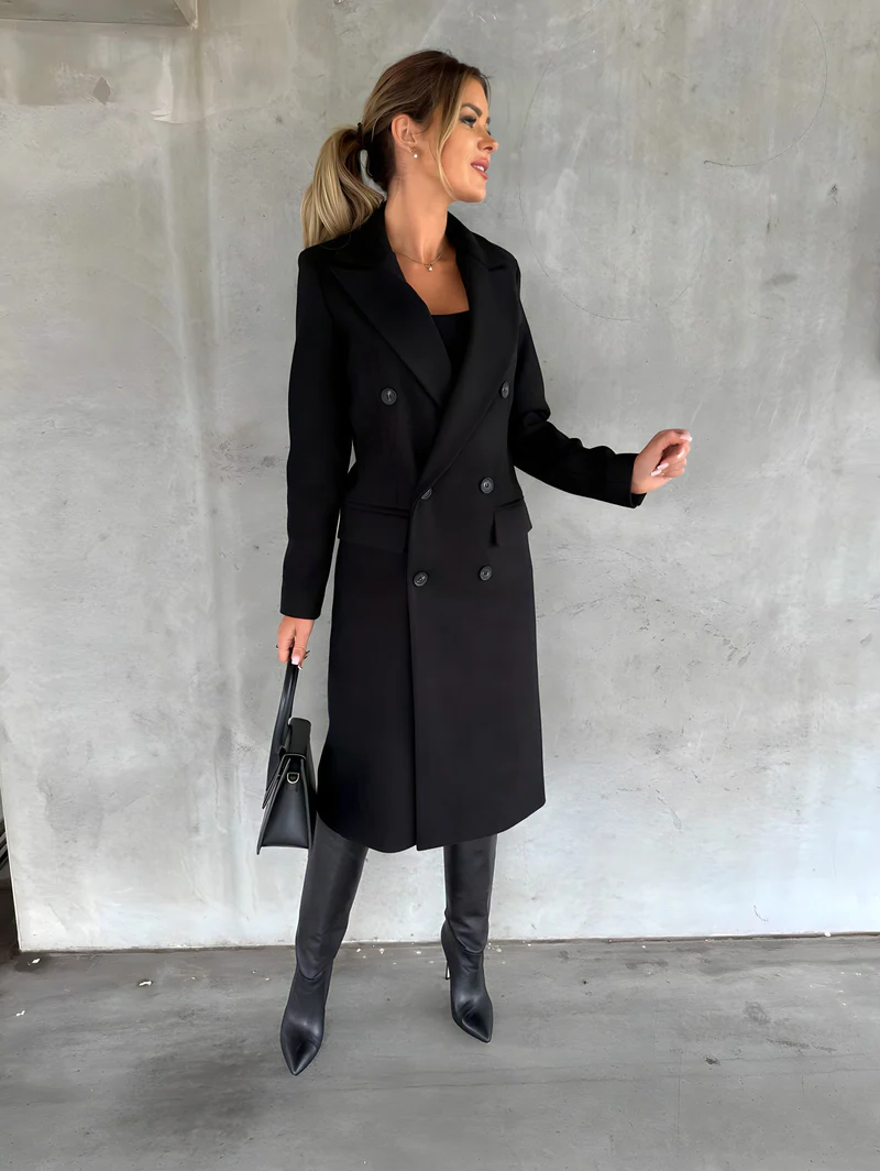Belro elegant coat with timeless style, featuring a classic design and tailored fit, suitable for formal or casual wear.