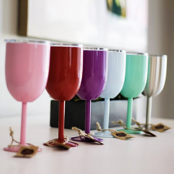 Belro insulated wine cups with stainless steel exterior and clear lids, perfect for keeping wine at the right temperature.