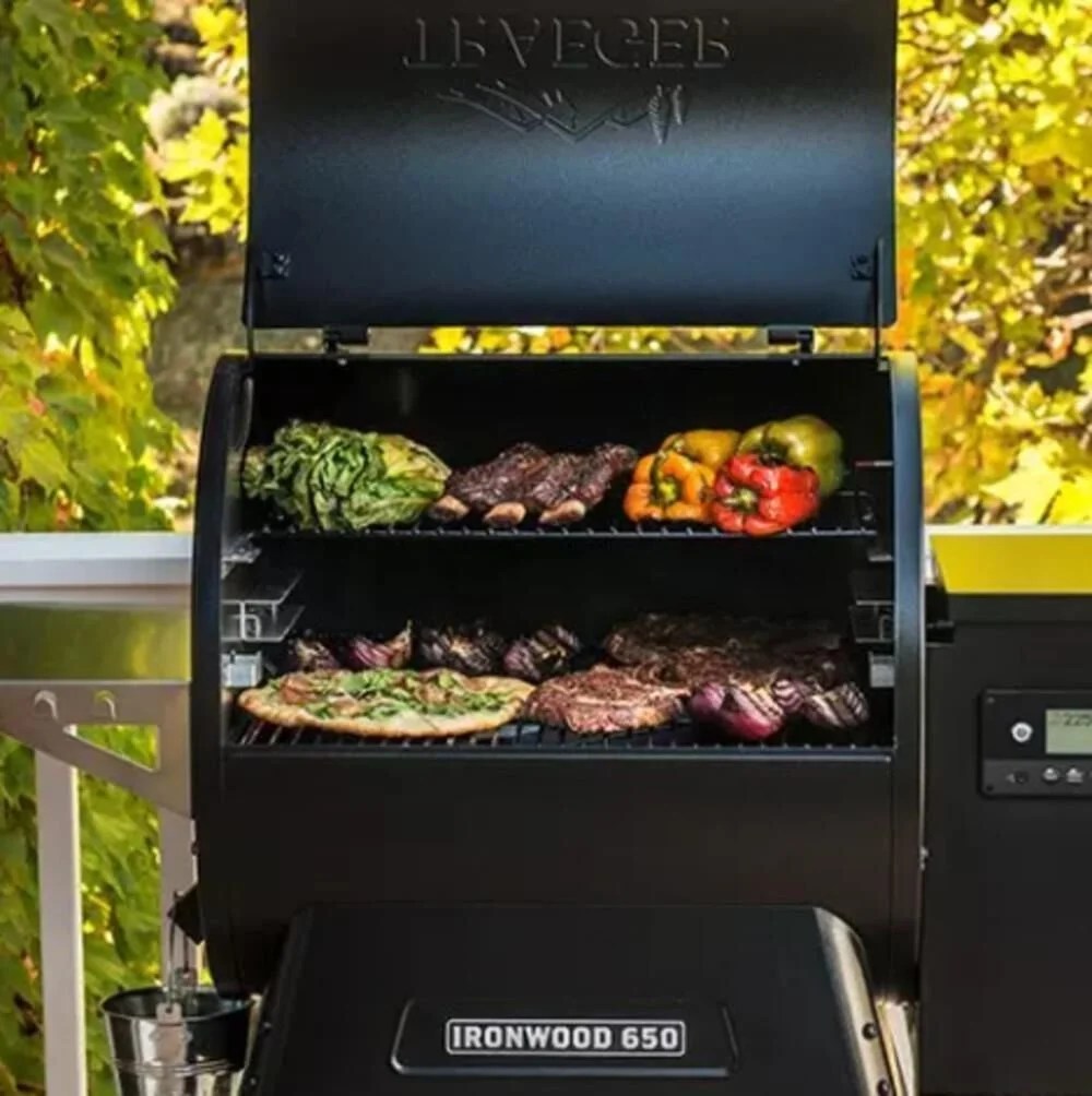 Casavibeo Traeger Ironwood 650 pellet grill with Wi-Fi, digital controller, and wood pellet cooking surface.