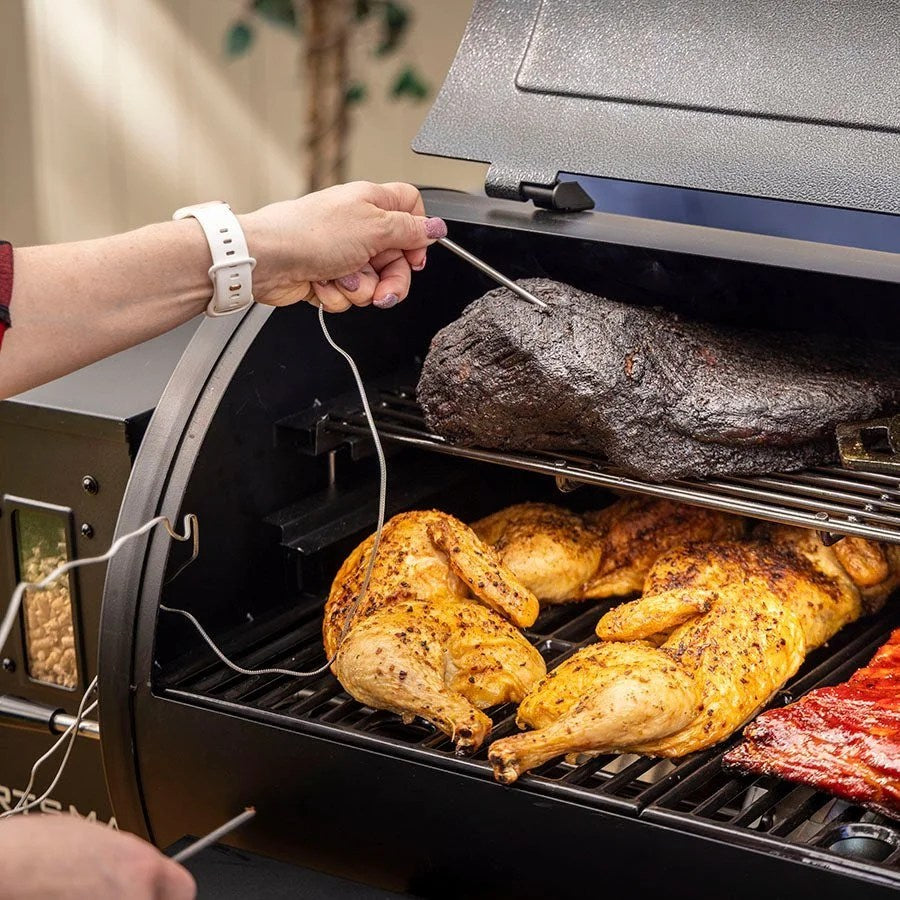 Casavibeo Pit Boss Sportsman 850 pellet grill with black exterior, stainless steel components, and cooking grates visible.