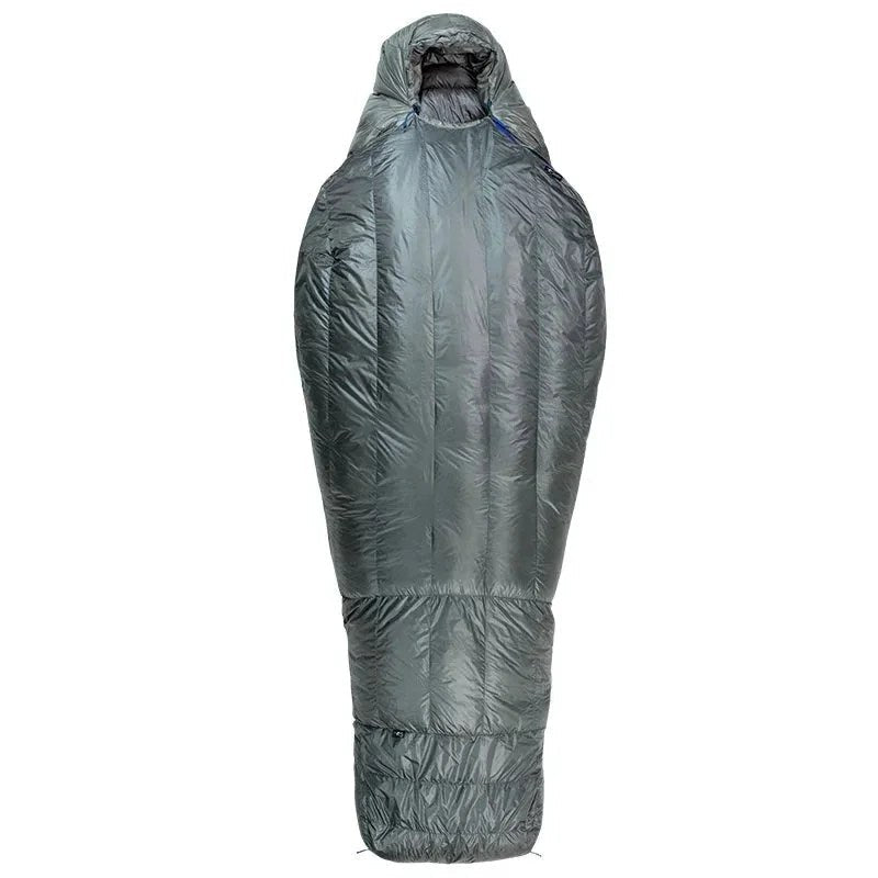Casavibeo Wind River Outdoor Company Chilkoot sleeping bag in green, showing its insulated design and compact form.