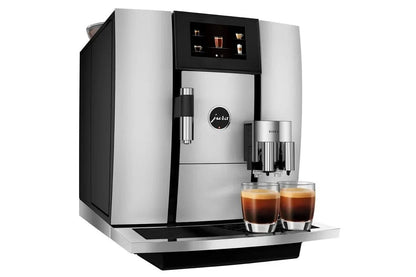 Casavibeo Jura GIGA 6 automatic coffee machine with sleek design and multiple brewing options, shown in a modern kitchen setting.